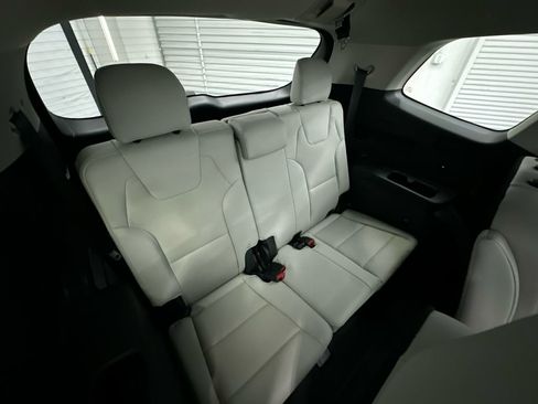 Used 2023 Kia Telluride EX w/ EX Captain's Chair Package image 18