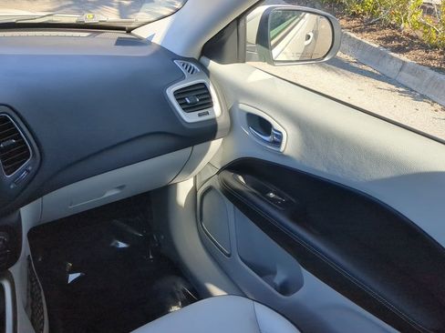 Used 2021 Jeep Compass Latitude w/ Driver Assistance Group image 17