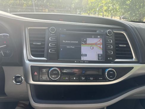 Used 2017 Toyota Highlander XLE AWD/4WD image 13