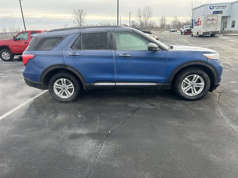 Used 2022 Ford Explorer XLT w/ Equipment Group 202A image 4
