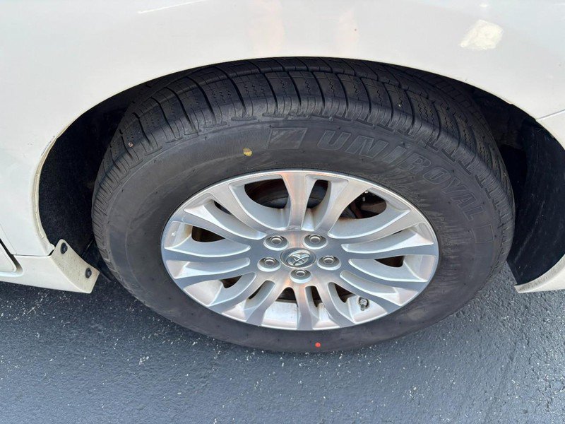 Used 2017 Toyota Sienna XLE Premium FWD image 8