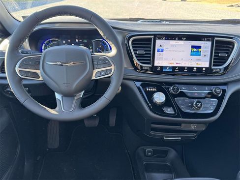 New 2026 Chrysler Pacifica Select image 16