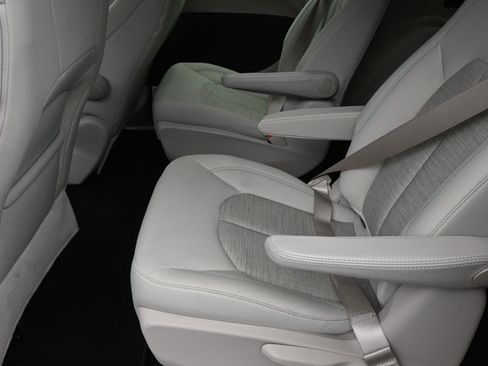 Used 2017 Chrysler Pacifica Touring Plus image 29