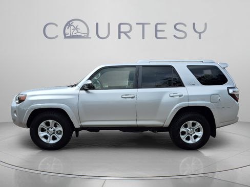Used 2018 Toyota 4Runner SR5 RWD image 2