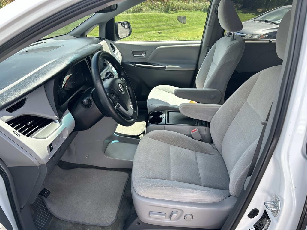 Used 2017 Toyota Sienna LE FWD image 26