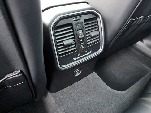 Certified 2025 Porsche Macan image 18