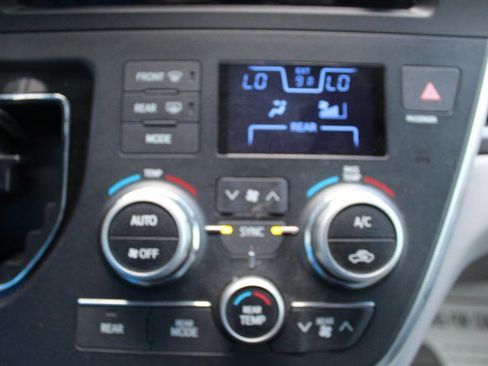Used 2015 Toyota Sienna XLE FWD image 27
