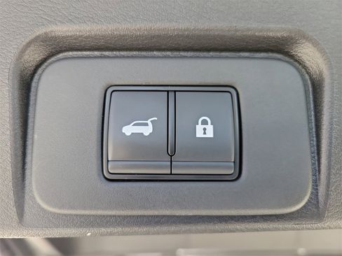 Used 2025 Nissan Rogue SV image 8