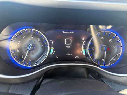 Certified 2024 Chrysler Pacifica Touring-L FWD image 6