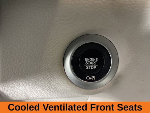 Used 2021 Chrysler Pacifica Limited w/ Uconnect Theater Family Group image 16