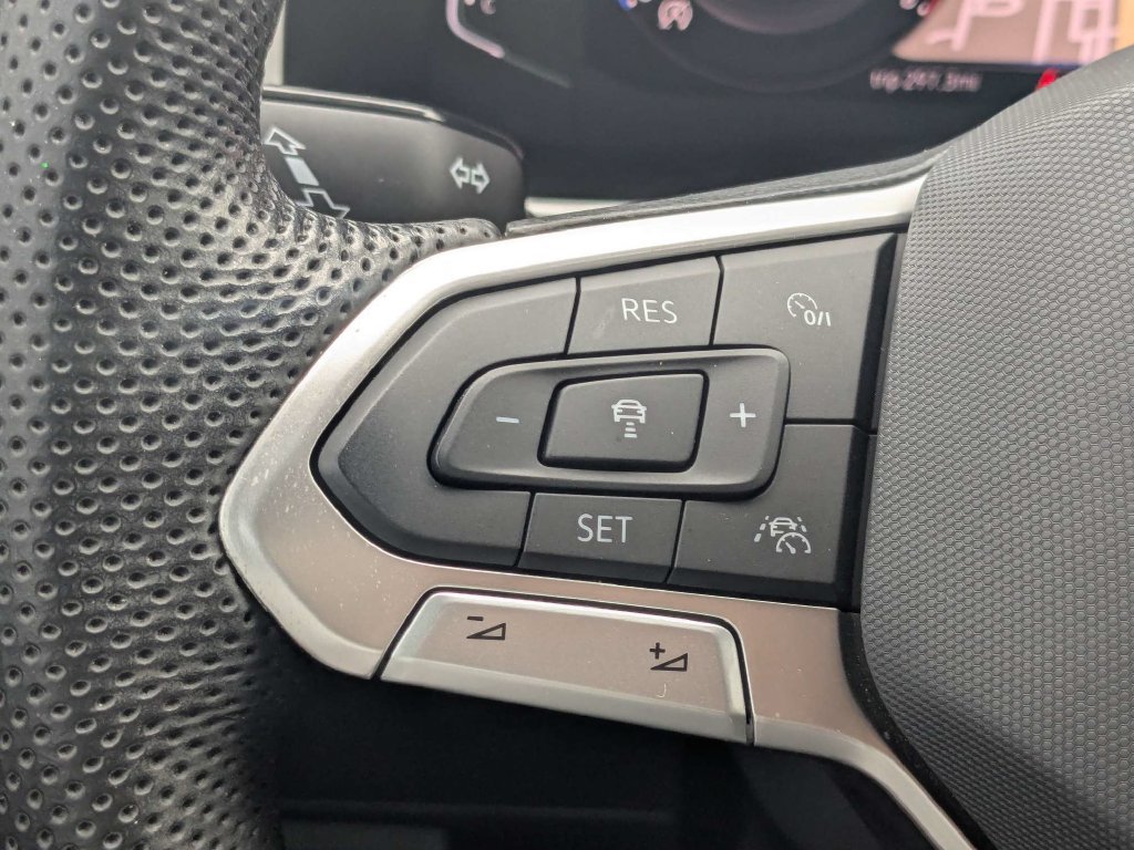 Certified 2023 Volkswagen Atlas Cross Sport SEL R-Line AWD/4WD image 35