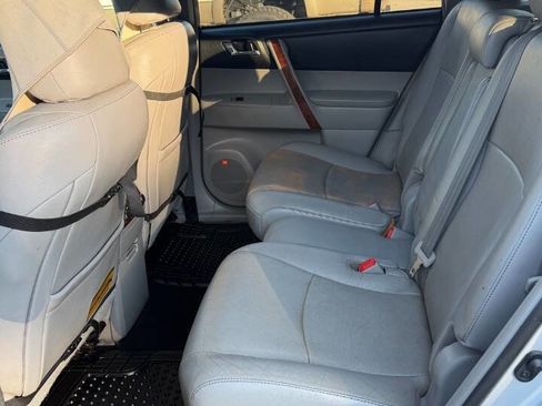 Used 2011 Toyota Highlander Limited w/ Tow Pkg FWD image 10