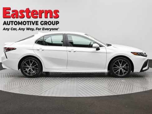 Used 2023 Toyota Camry SE image 4