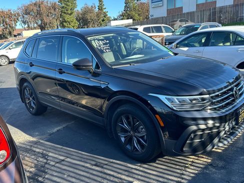 Used 2022 Volkswagen Tiguan SE image 2
