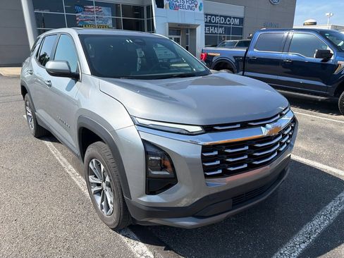 Used 2025 Chevrolet Equinox LT FWD image 4