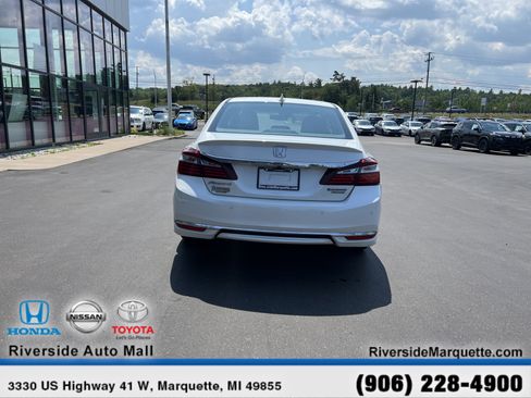 Used 2017 Honda Accord Touring image 7