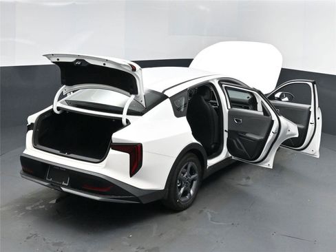 New 2025 Kia K4 LXS image 17