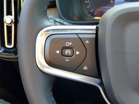 Certified 2024 Volvo XC40 B5 Core image 21