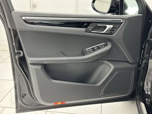 Certified 2025 Porsche Macan image 27