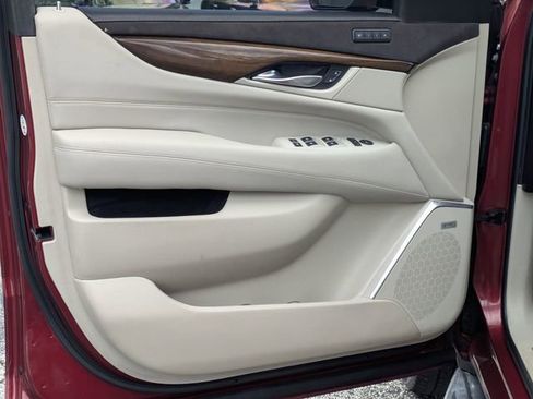 Used 2018 Cadillac Escalade Luxury image 9