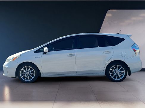 Used 2014 Toyota Prius V Three image 2