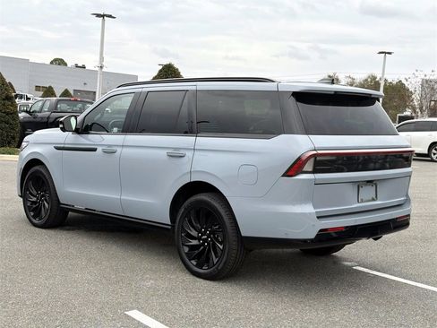 Used 2025 Lincoln Navigator Reserve w/ Jet Appearance Package image 3