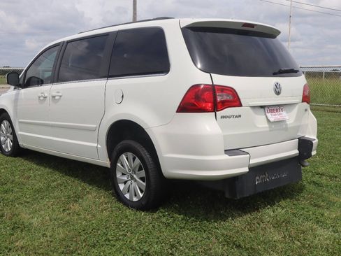 Used 2012 Volkswagen Routan SEL FWD image 2