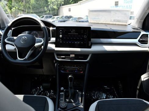 New 2025 Volkswagen Taos SE image 19