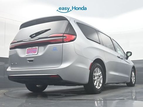 Used 2023 Chrysler Pacifica Touring-L FWD image 33
