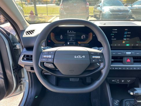 New 2025 Kia K4 LXS image 17