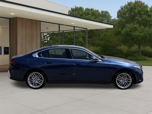 Used 2025 BMW 530i w/ Premium Package image 5