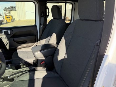 Used 2024 Jeep Gladiator Sport image 19