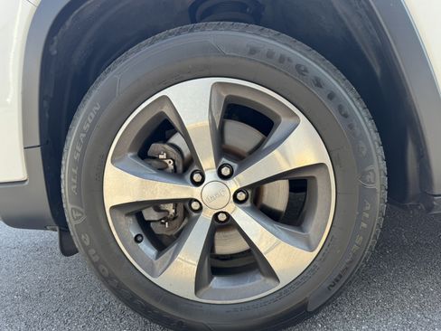 Used 2019 Jeep Cherokee Limited AWD/4WD image 13