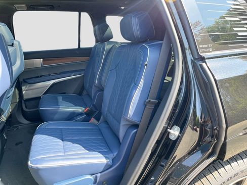 New 2026 Cadillac Vistiq Premium Luxury w/ LPO, Floor Liner Package AWD/4WD image 26