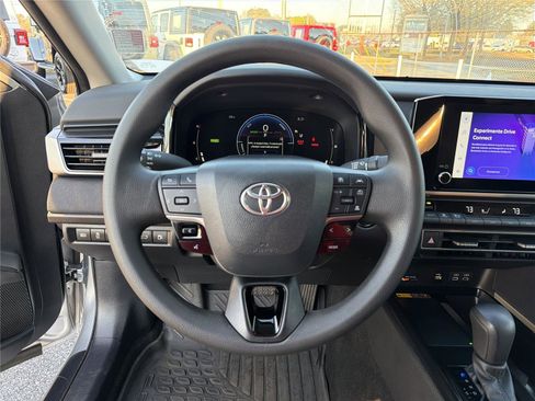 Used 2025 Toyota Camry LE image 21