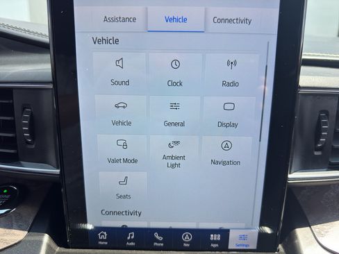 Used 2020 Ford Explorer Platinum w/ Premium Technology Package AWD/4WD image 33