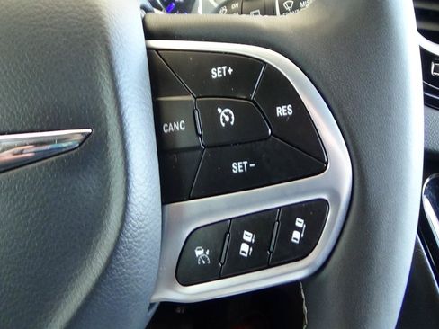 Certified 2025 Chrysler Pacifica Select FWD image 22