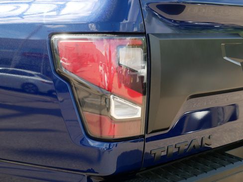 Used 2021 Nissan Titan PRO-4X w/ Pro-4x Convenience Package AWD/4WD image 17