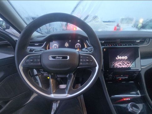 Used 2023 Jeep Grand Cherokee L Laredo image 6