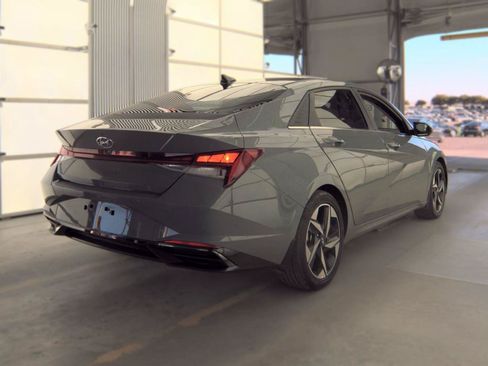 Used 2022 Hyundai Elantra Limited FWD image 6