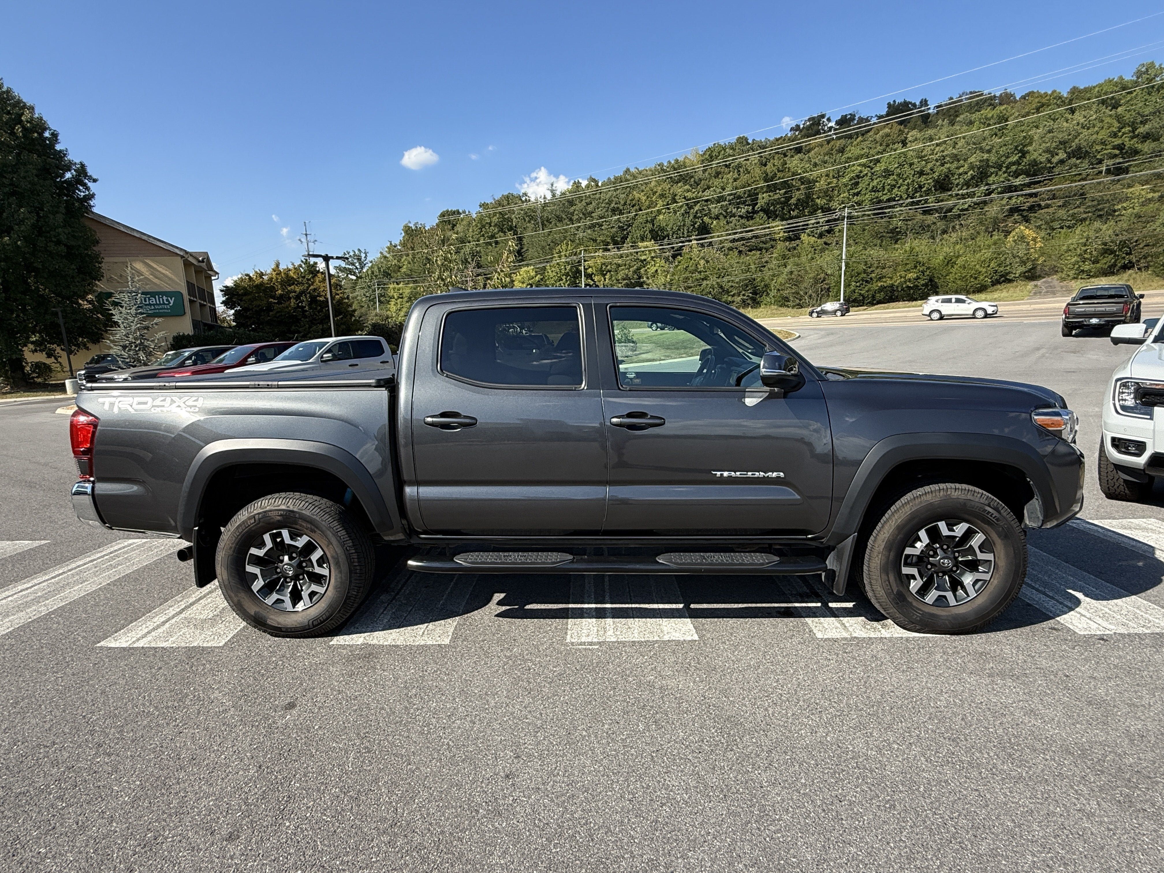 Used 2019 Toyota Tacoma TRD Off-Road AWD/4WD image 4