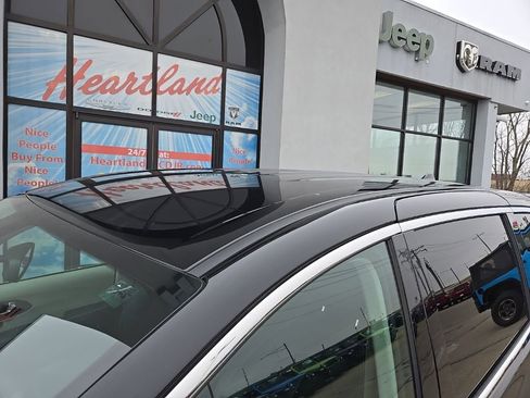 Used 2024 Chrysler Pacifica Touring-L image 18