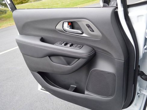 New 2026 Chrysler Pacifica Select image 23