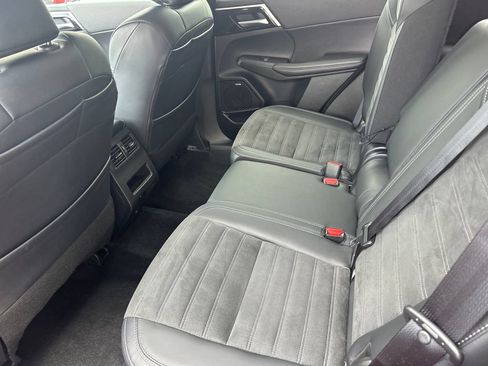 Used 2025 Mitsubishi Outlander SE AWD/4WD image 28