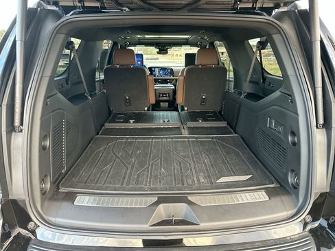 Used 2025 Chevrolet Suburban High Country image 26