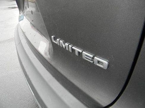 Used 2019 Jeep Cherokee Limited w/ Luxury Group AWD/4WD image 8