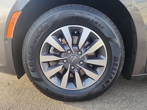 Used 2021 Chrysler Pacifica Touring-L w/ Premium & Safety Sphere Group image 9