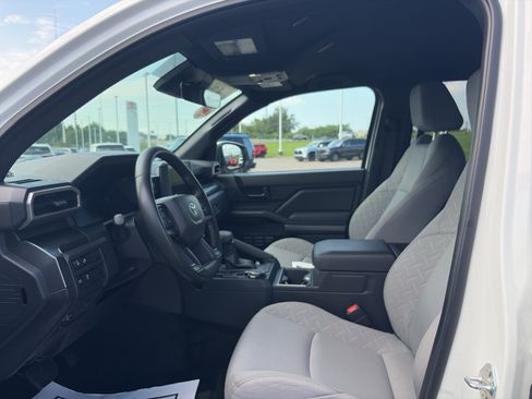 Certified 2025 Toyota Tacoma SR5 AWD/4WD image 10