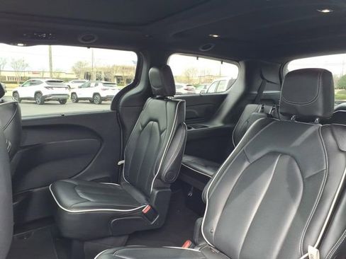 Used 2025 Chrysler Pacifica Limited image 6