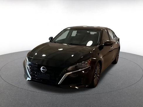 Used 2025 Nissan Altima 2.5 SV FWD image 4